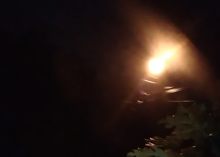 Caption : Lampu Penerangan Jalan Umum (PJU) di Jalan Pulo Utama Padurenan,Mustika Jaya,Kota Bekasi sudah berfungsi.Selasa (24/11/20).